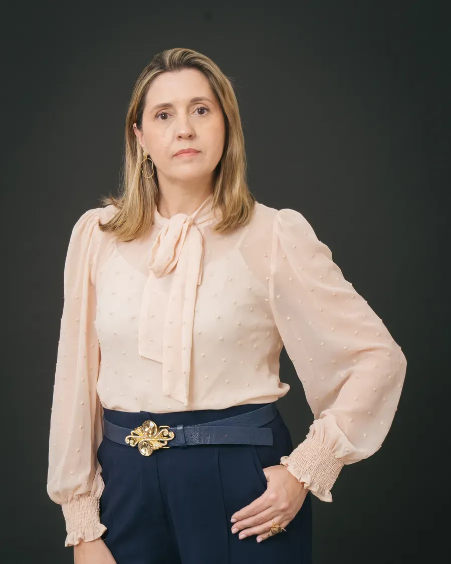Dra. Letícia Lang, especialista em odontologia oncológica, em retrato de estúdio