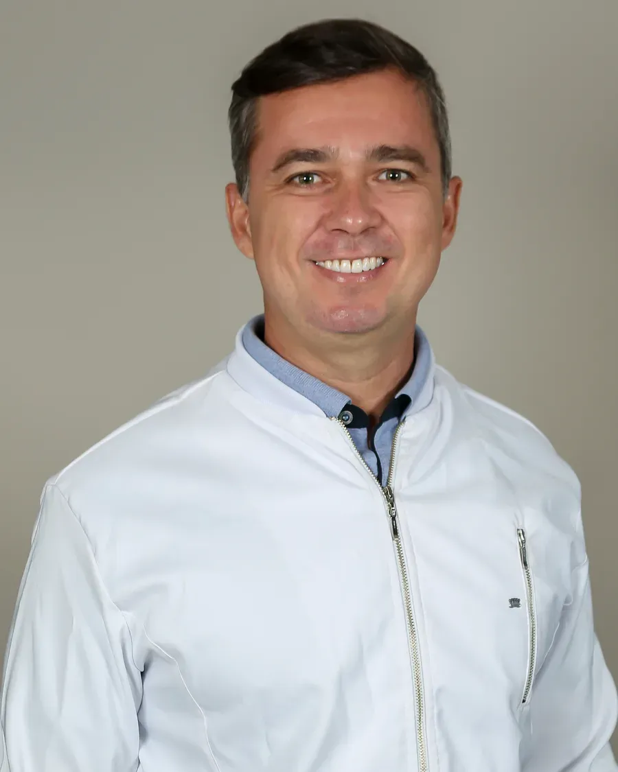 Dr. Leonardo Muniz, especialista em resinas compostas, retrato de estúdio